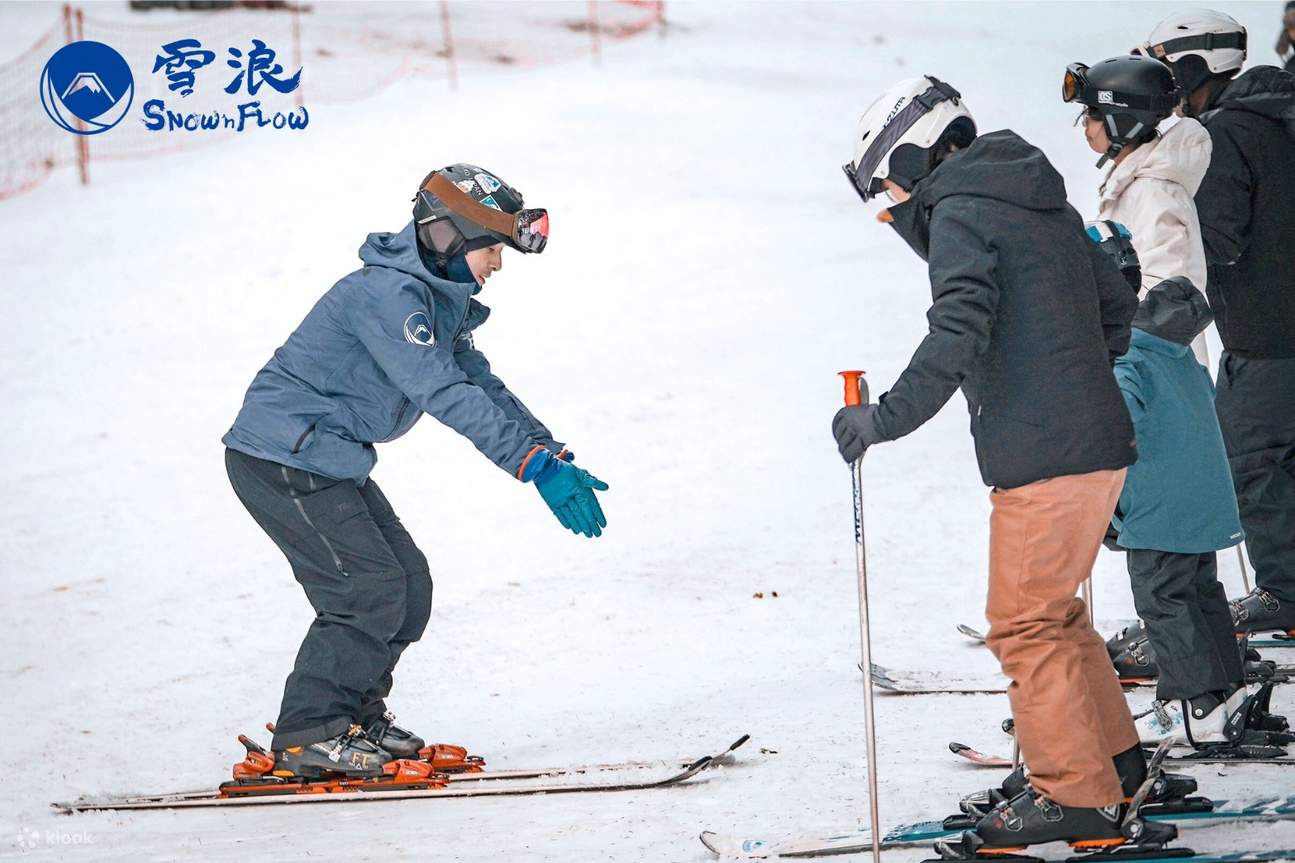 参加滑雪或单板滑雪课程，接受教练的指导，确保你享受有趣且安全的体验